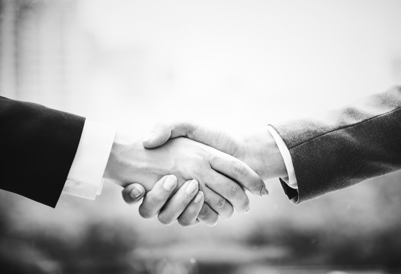 Bild zweier Menschen, die per Handschlag eine Einigung bekräftigen
